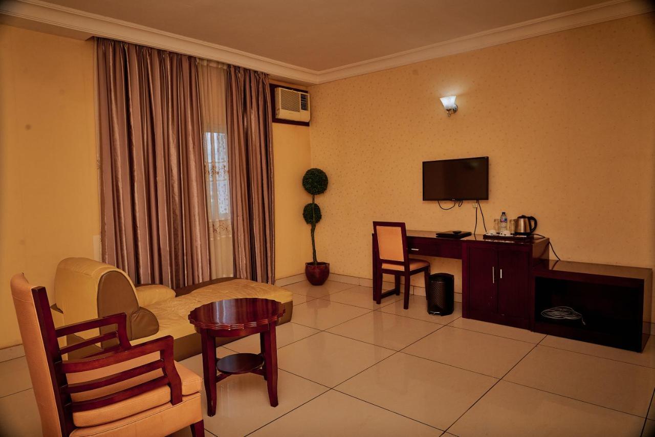 Barcelona Hotels, Abuja Mobushipe Extérieur photo