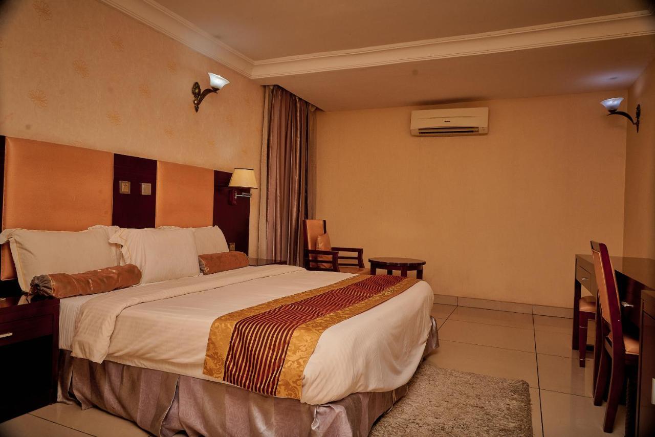 Barcelona Hotels, Abuja Mobushipe Extérieur photo