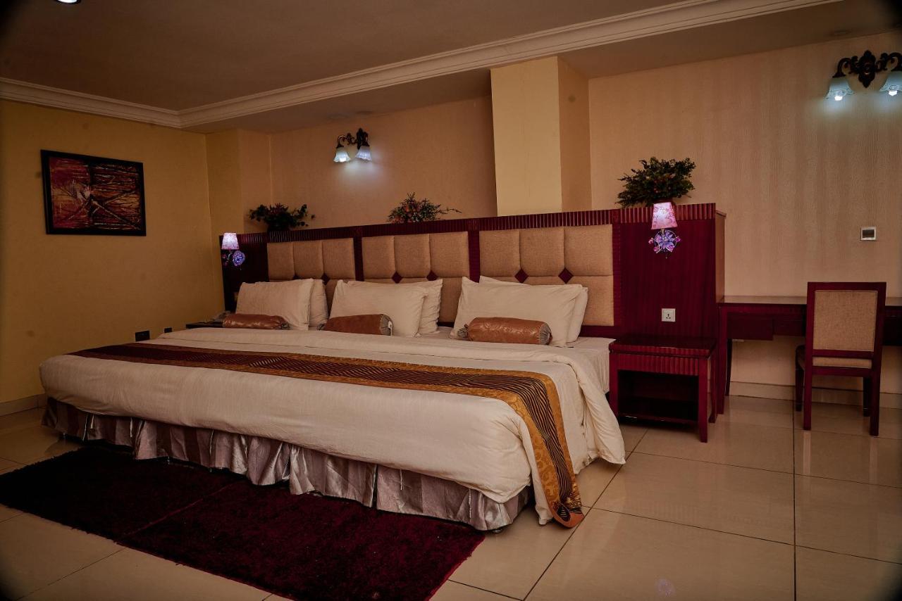 Barcelona Hotels, Abuja Mobushipe Extérieur photo