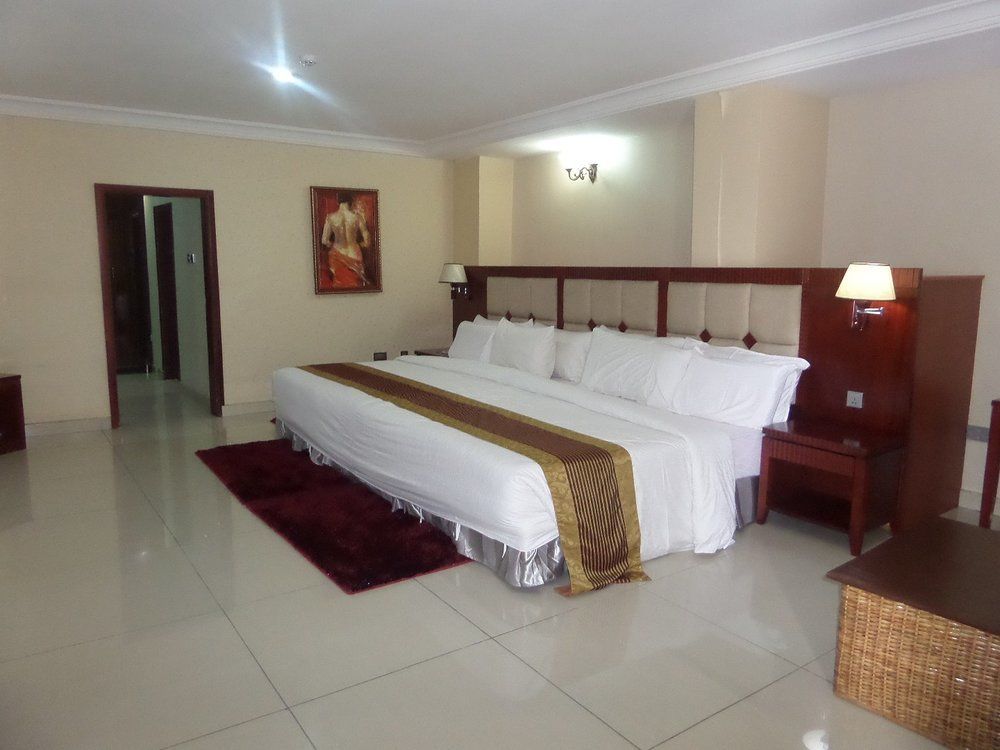 Barcelona Hotels, Abuja Mobushipe Extérieur photo